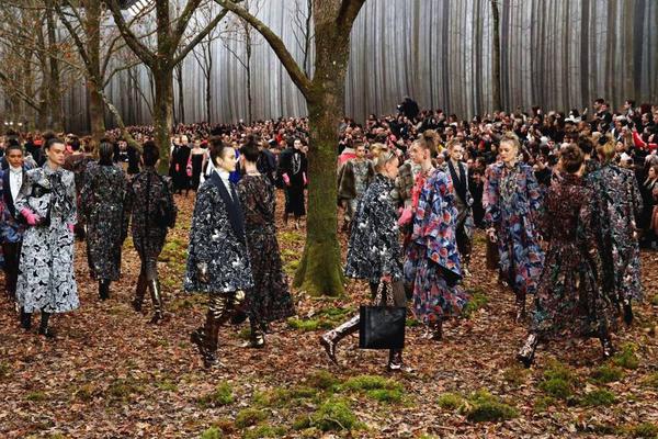 太罕見了！首節(jié)前10分鐘 哈登沒有1次出手但是攬下4板+7助攻